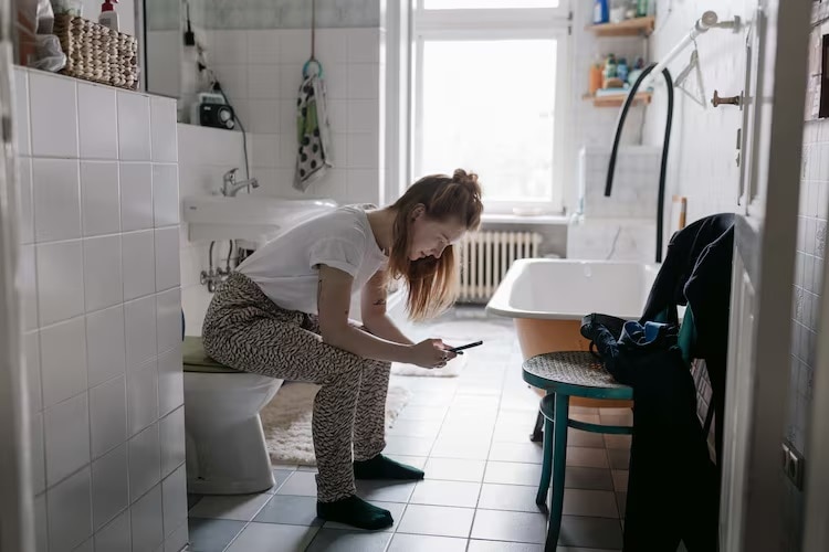 টয়লেটে মোবাইল ফোন ব্যবহার করলে হতে পারে মারাত্মক ক্ষতি  টয়লেটে মোবাইল ফোন ব্যবহার করলে হতে পারে মারাত্মক ক্ষতি