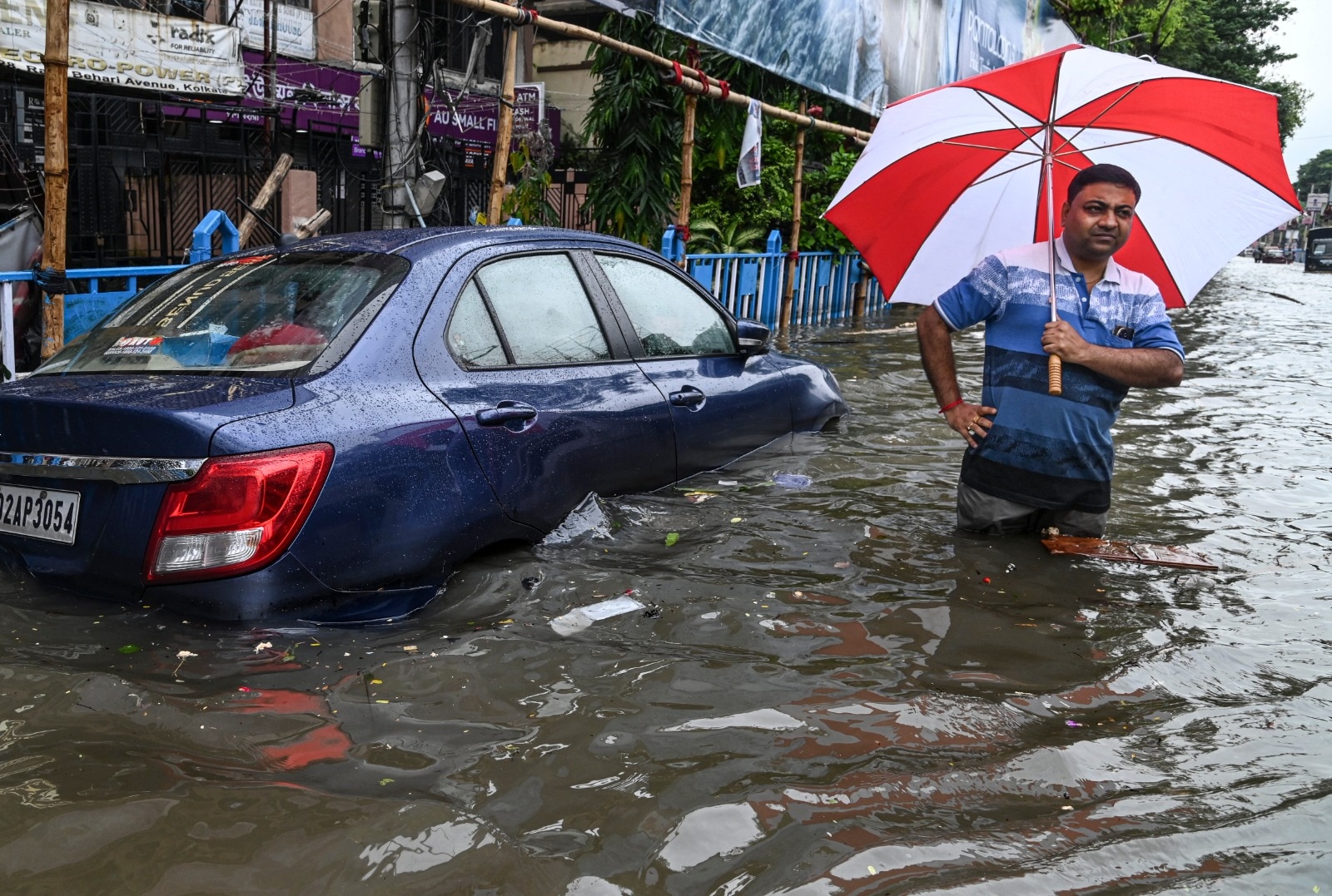 কিছু এলাকায় মাত্র দুই-তিন ঘণ্টায় বৃষ্টি হয়েছে ২০০ মিলিমিটারেরও বেশি।