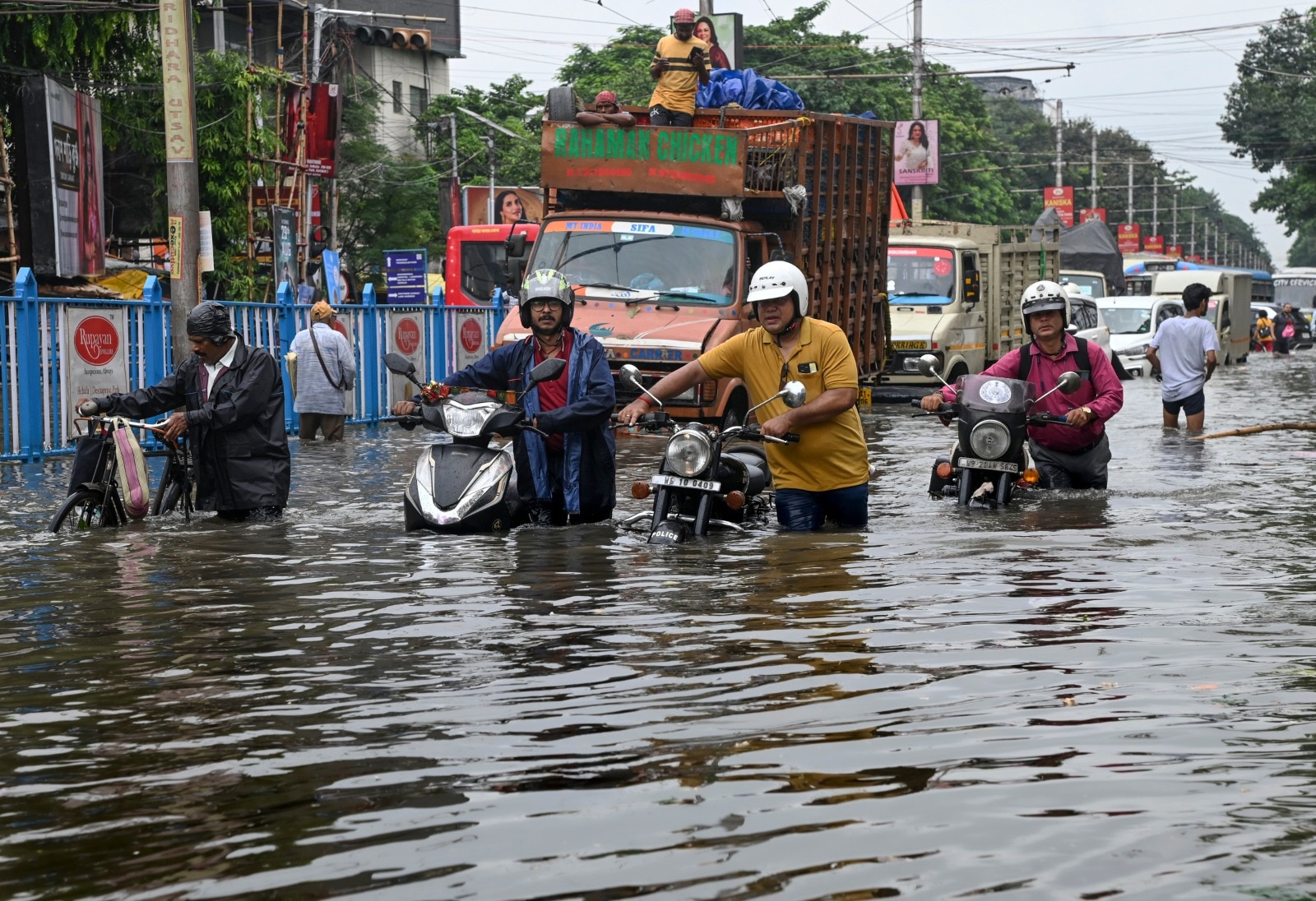 ‘ক্লাউডবার্স্ট’ বা মেঘভাঙা বৃষ্টি 