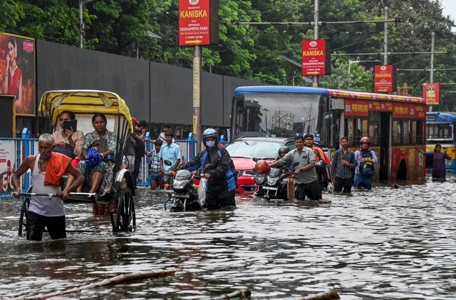 সোমবার রাত ১২টা থেকে হালকা বৃষ্টিপাত শুরু হলেও মাঝরাতে তা তীব্র আকার ধারণ করে