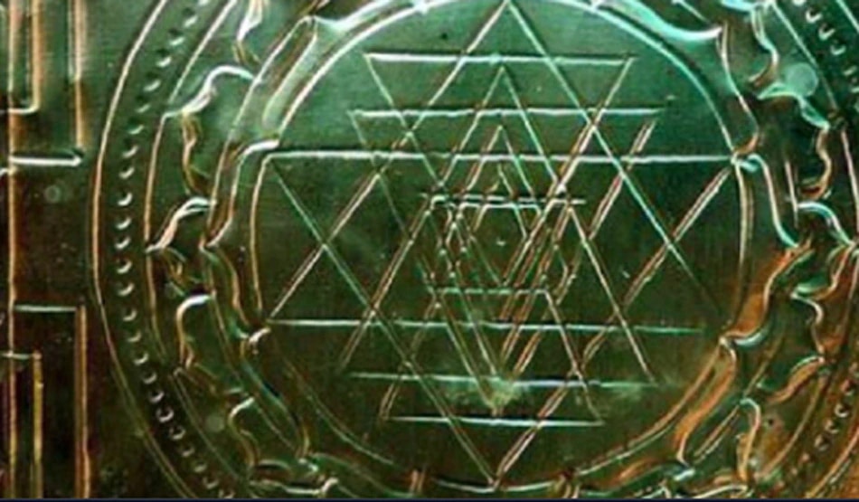 সন্ধেয় প্রার্থনার সময় ঘি প্রদীপ জ্বালান