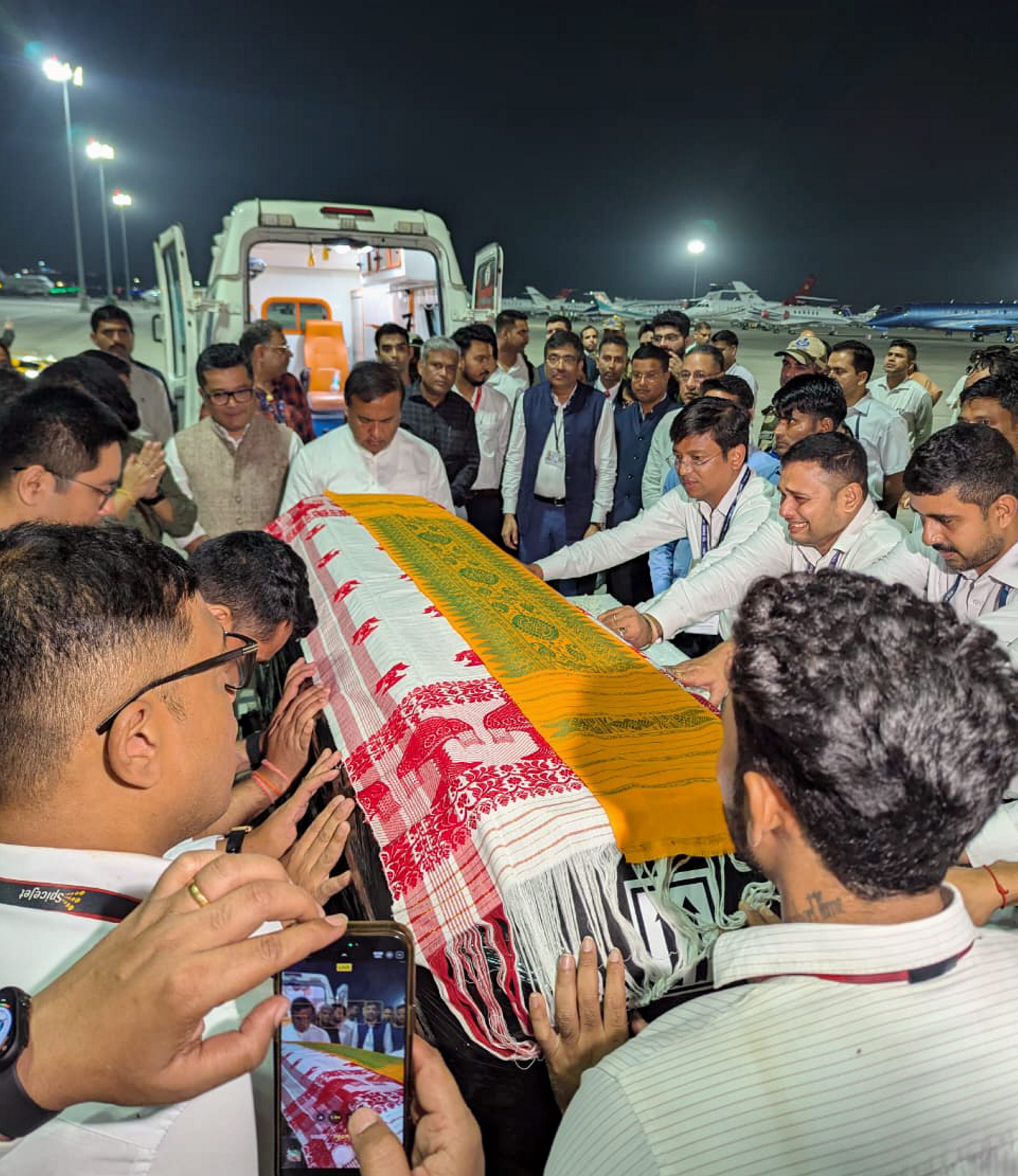 জুবিনকে শেষবার দেখতে পথে লক্ষ লক্ষ মানুষ 