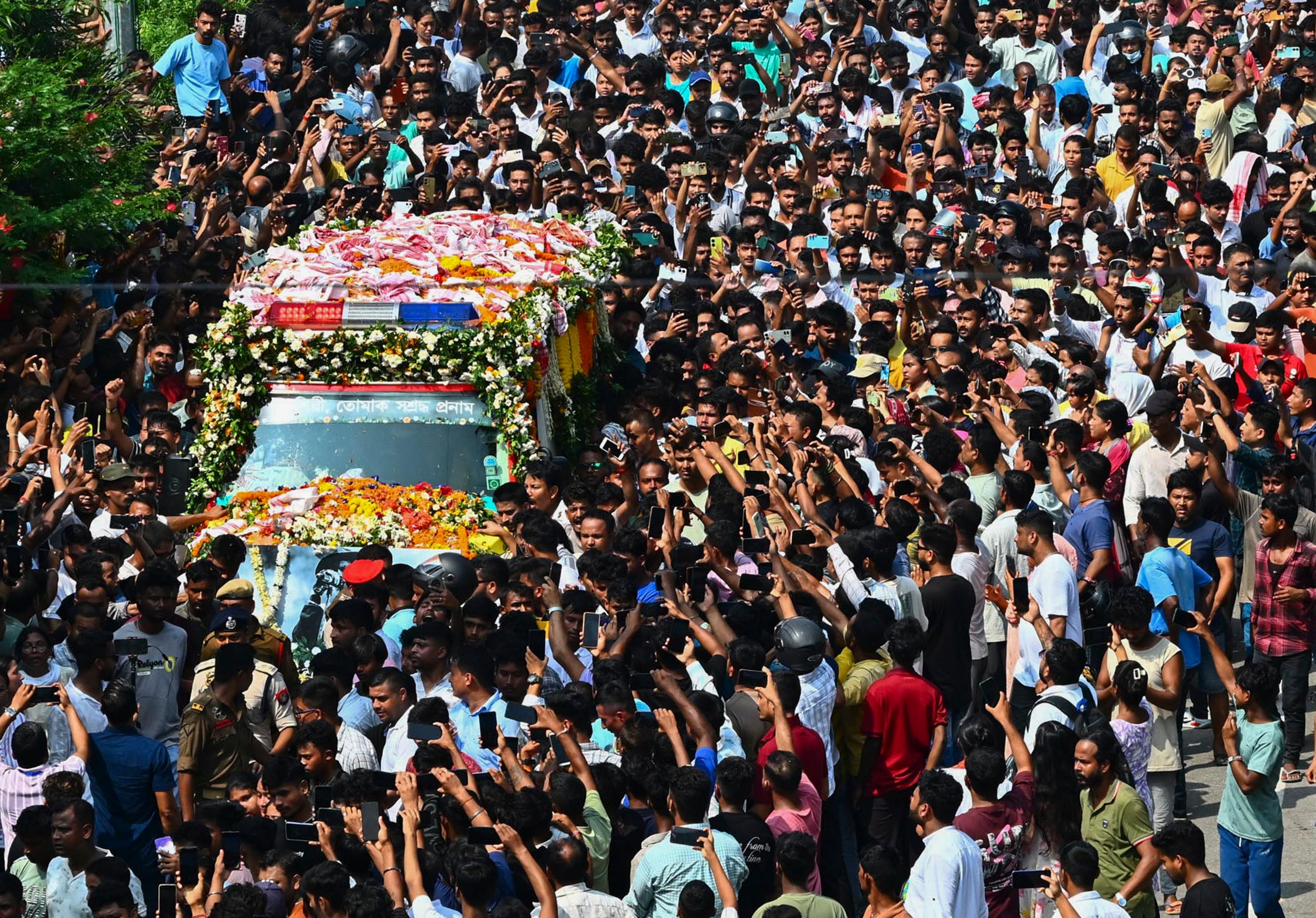 জুবিনকে শেষবার দেখতে পথে লক্ষ লক্ষ মানুষ 