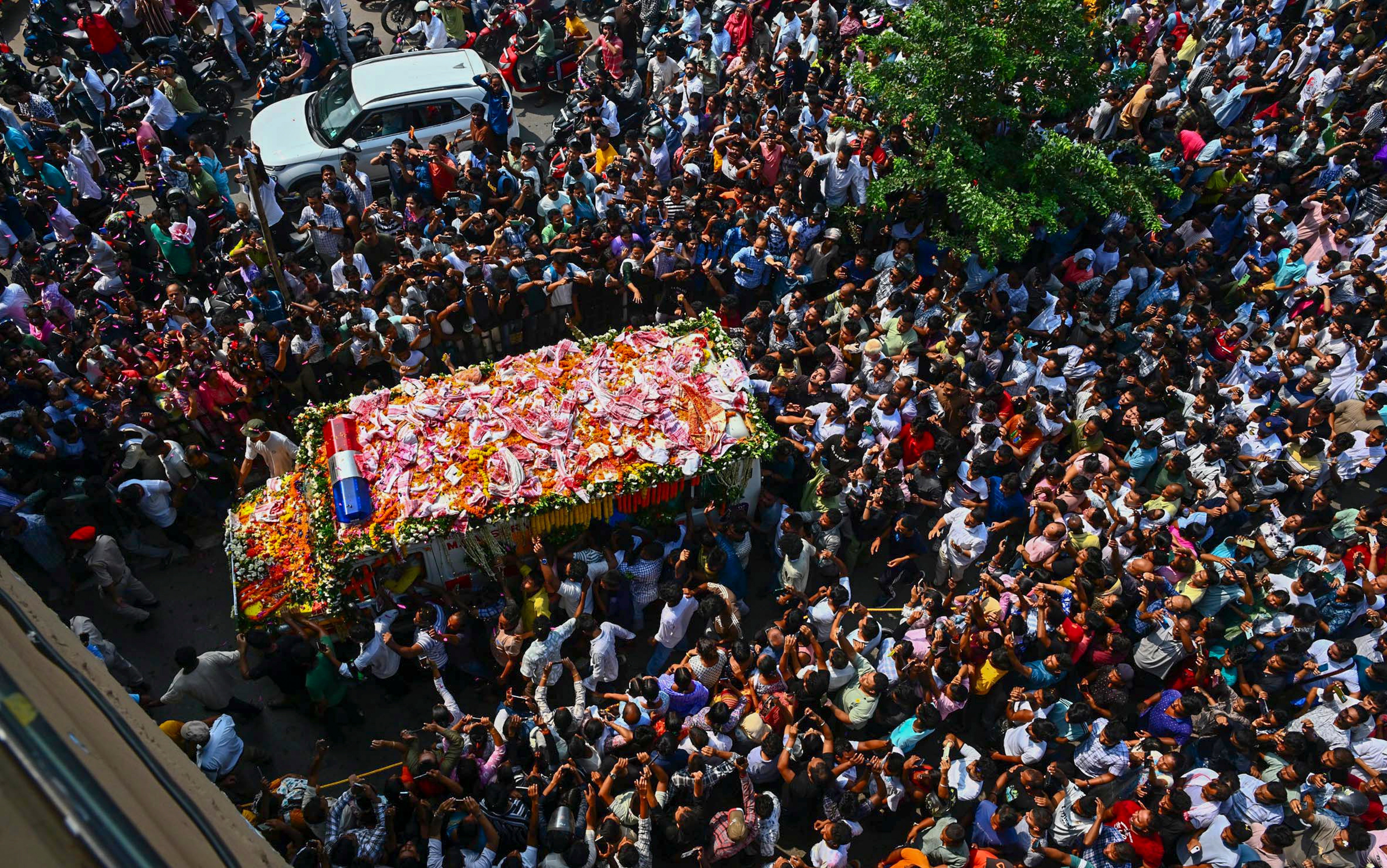 জুবিনকে শেষবার দেখতে পথে লক্ষ লক্ষ মানুষ 