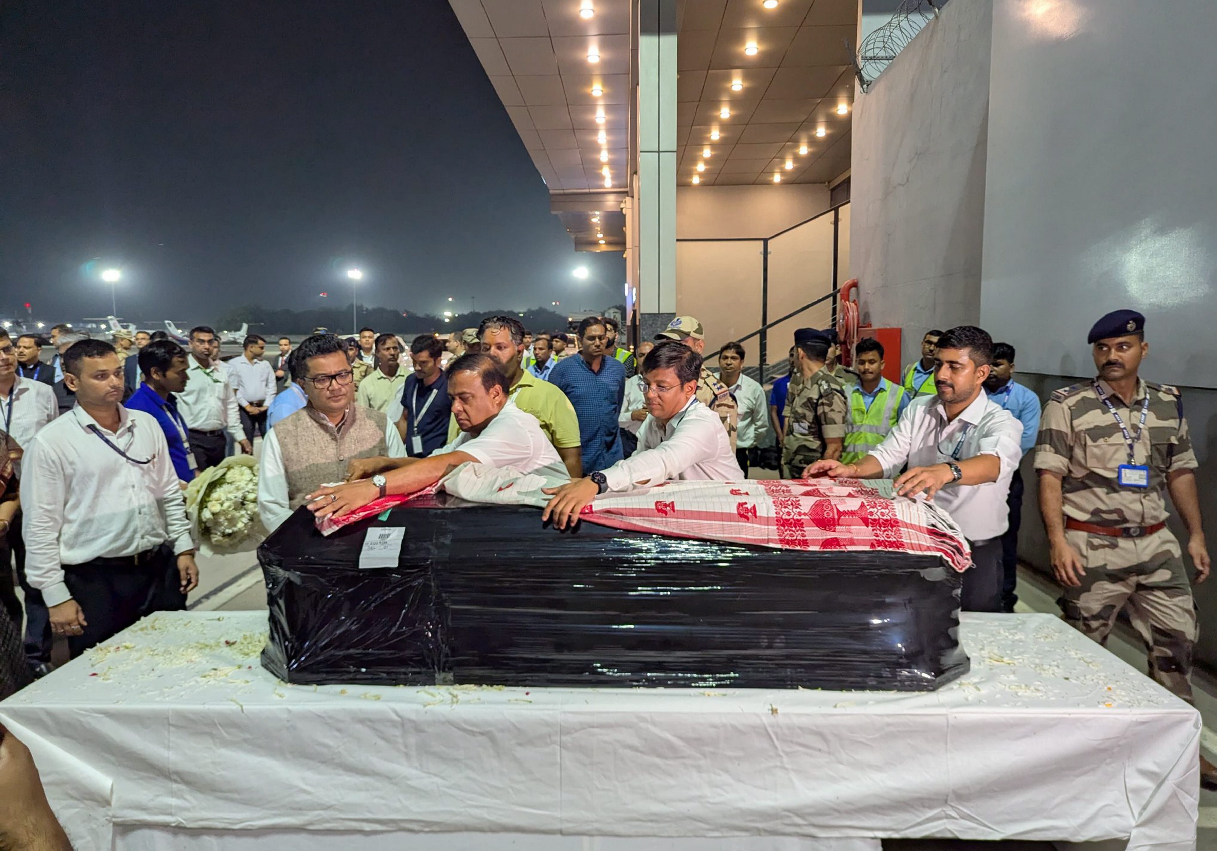 জুবিনকে শেষবার দেখতে পথে লক্ষ লক্ষ মানুষ 
