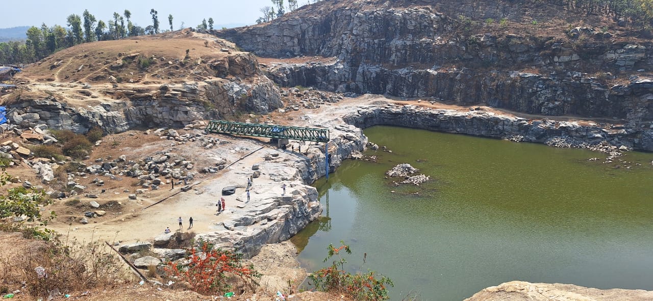 পাহাড়ের মাঝ দিয়ে নেমে আসছে ঝর্না