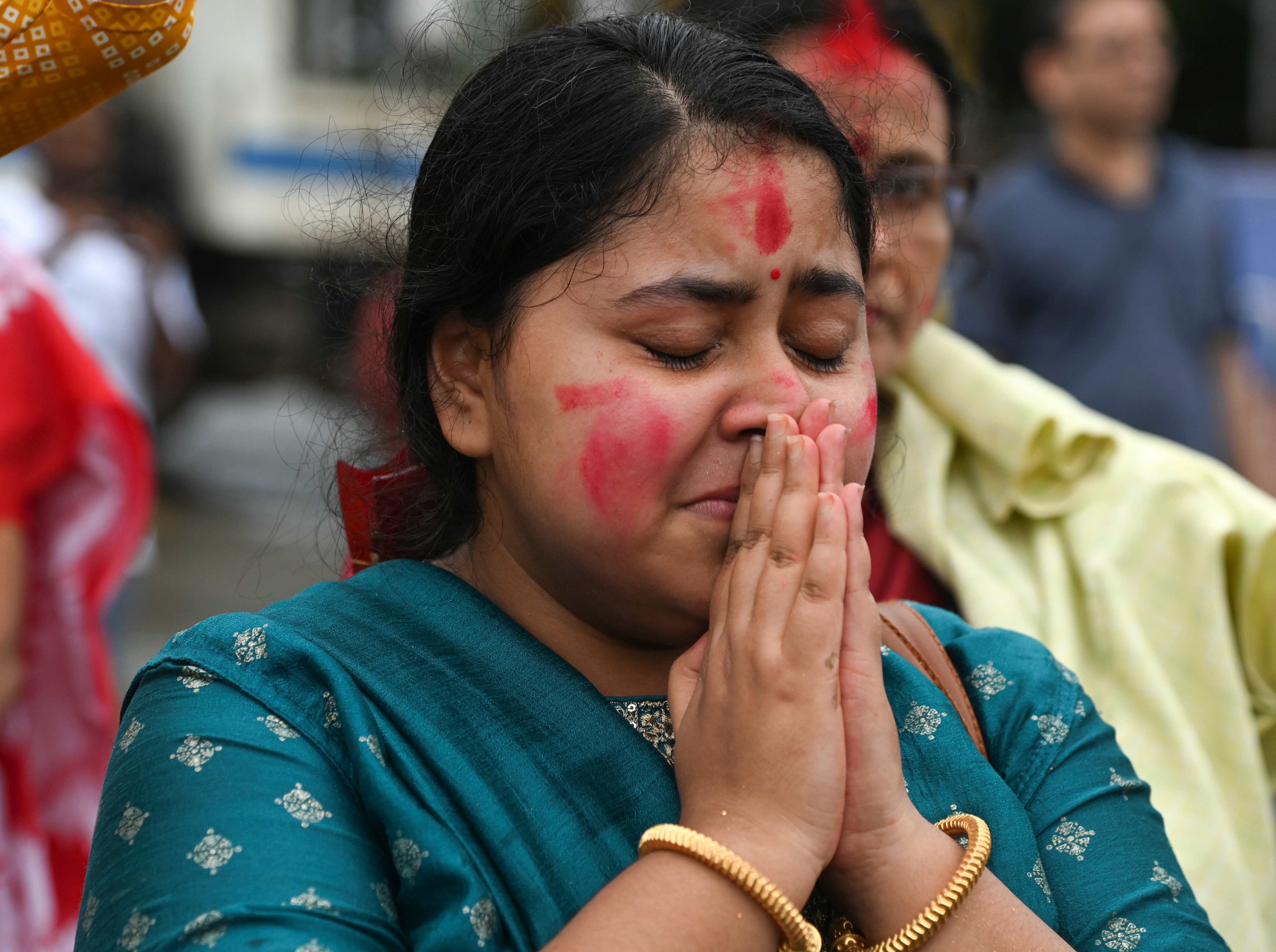 চোখের জলে উমাকে বিদায় জানিয়েছে বাঙালি