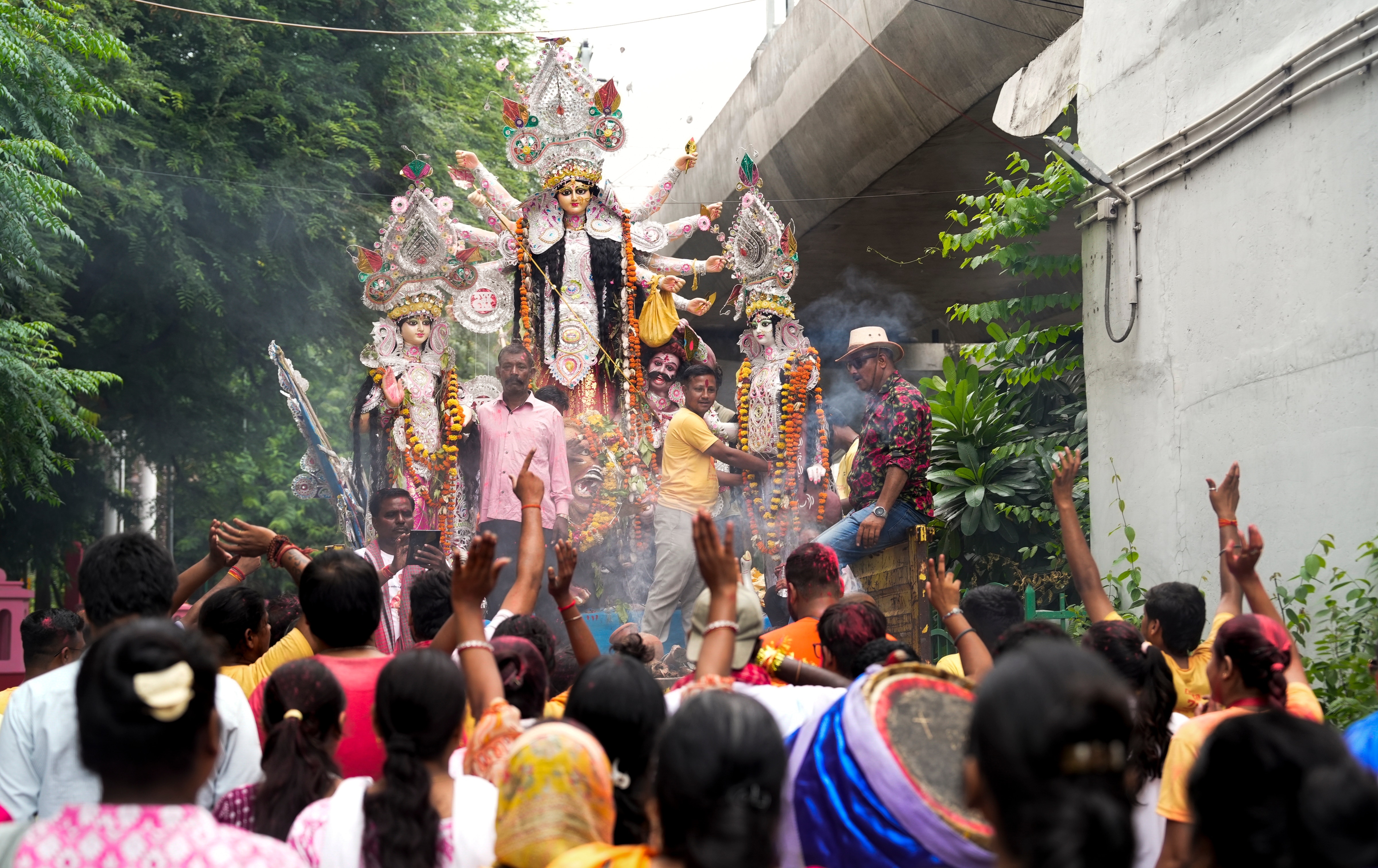 চোখের জলে উমাকে বিদায় জানিয়েছে বাঙালি