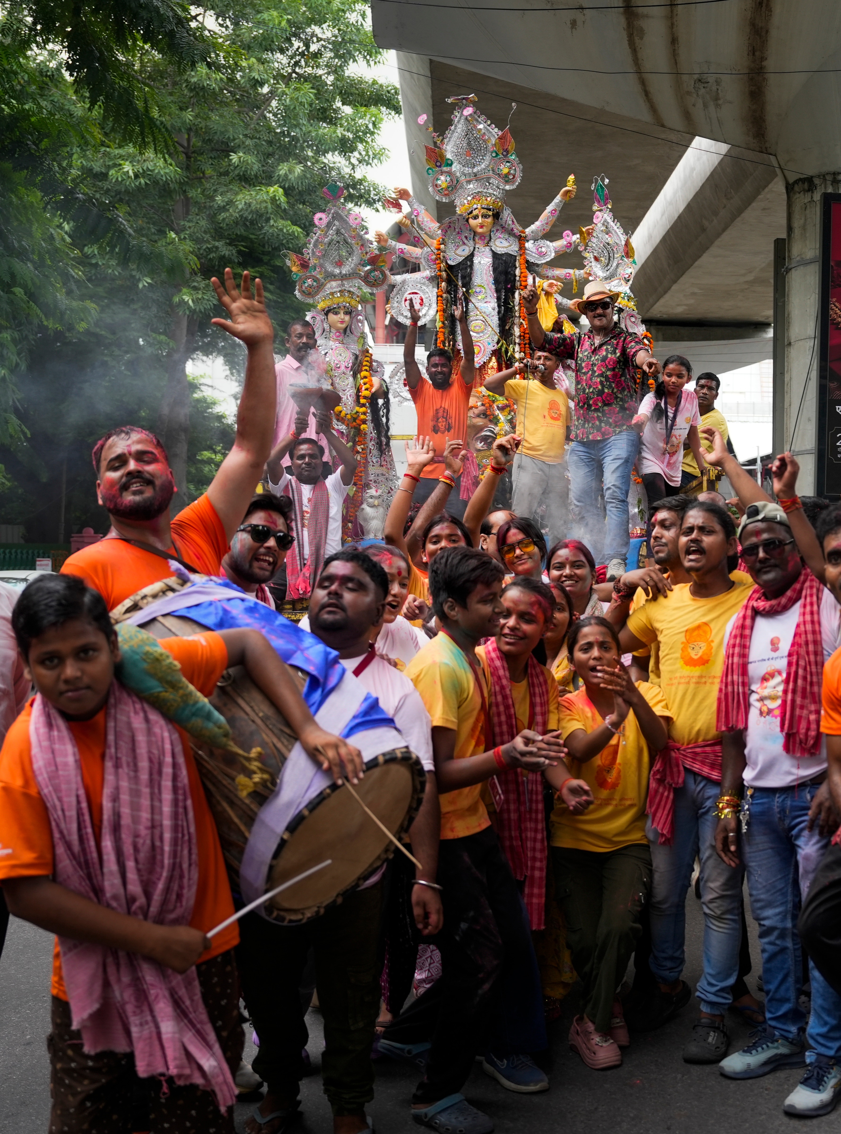 চোখের জলে উমাকে বিদায় জানিয়েছে বাঙালি