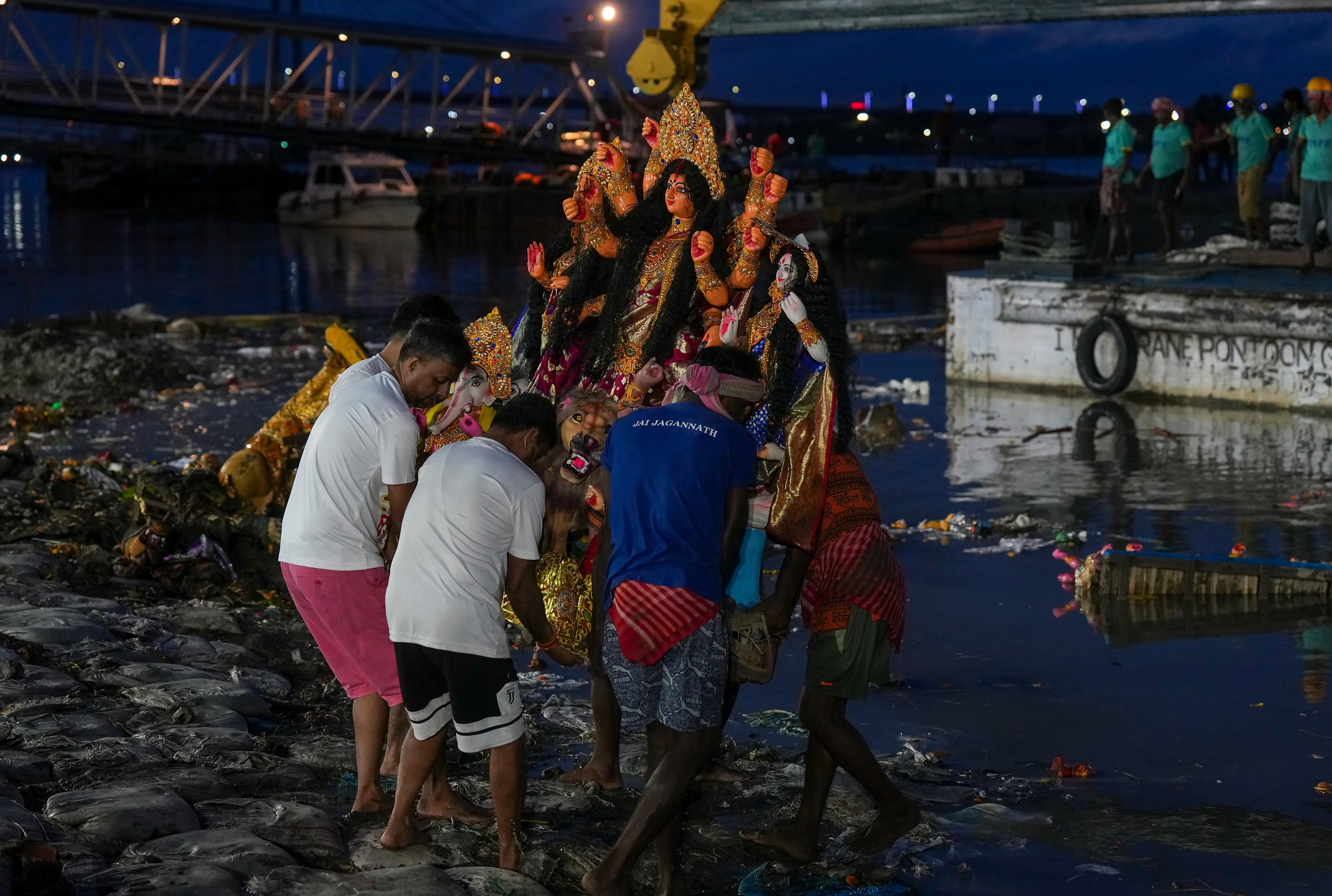 চোখের জলে উমাকে বিদায় জানিয়েছে বাঙালি