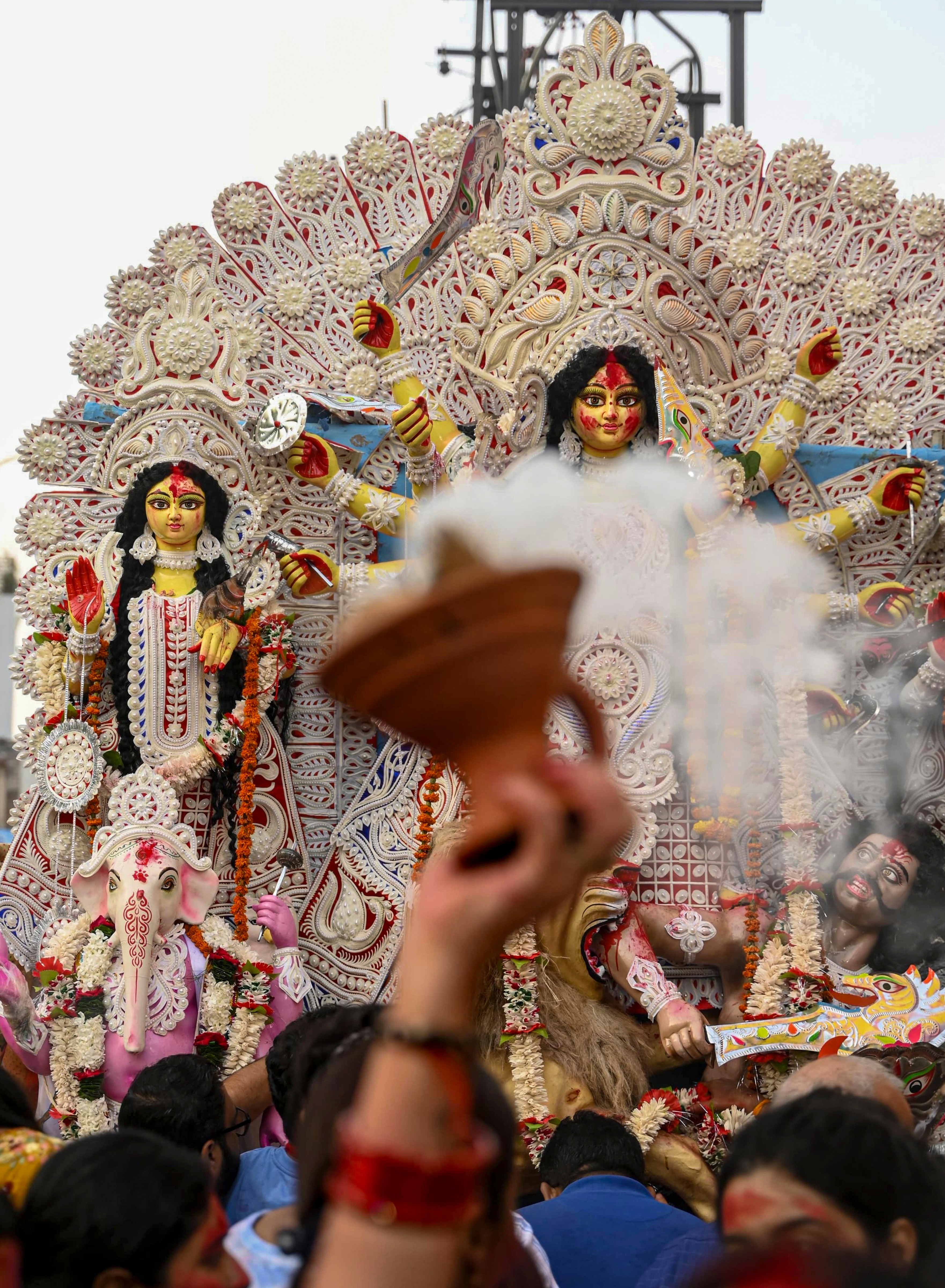 চোখের জলে উমাকে বিদায় জানিয়েছে বাঙালি