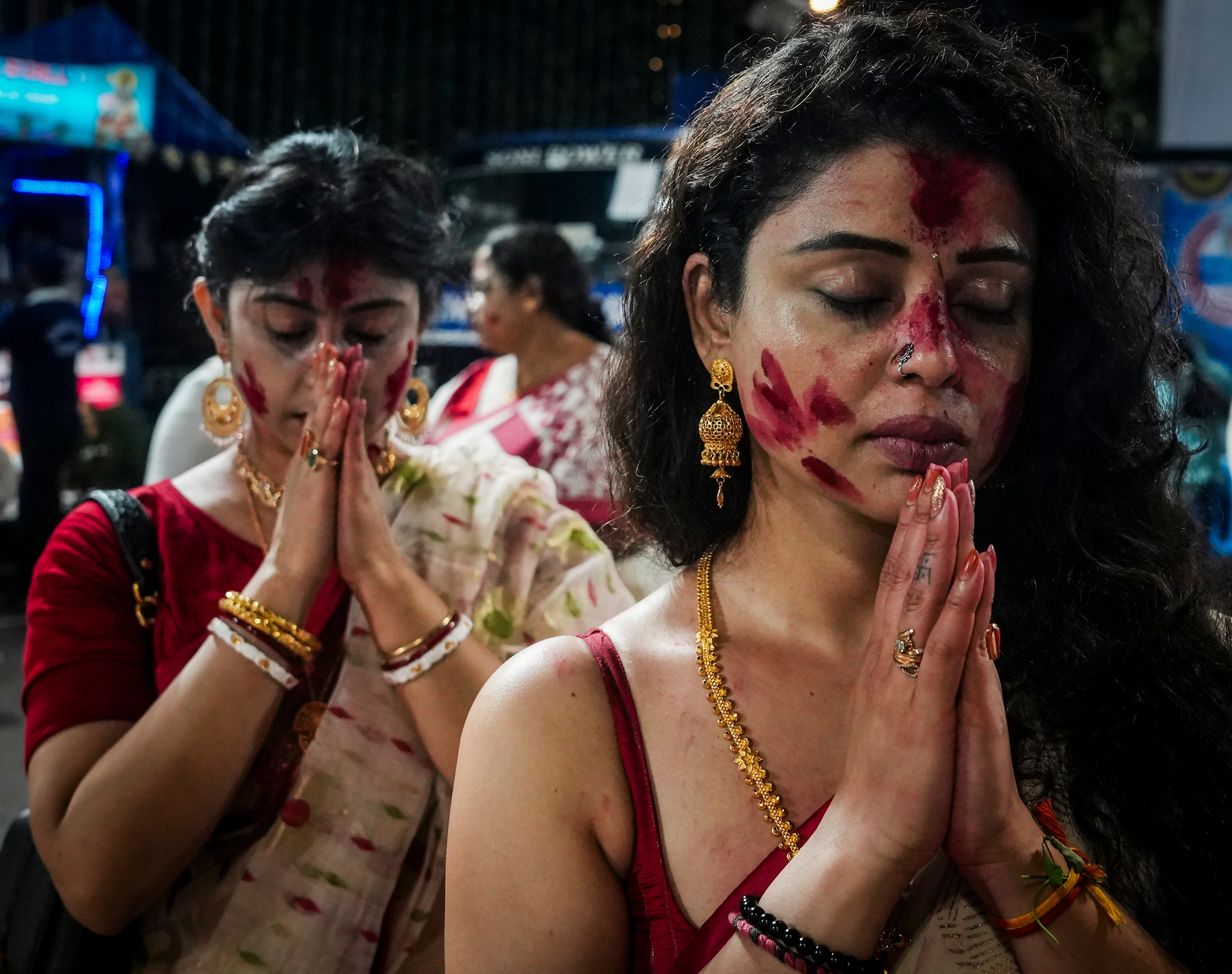 চোখের জলে উমাকে বিদায় জানিয়েছে বাঙালি