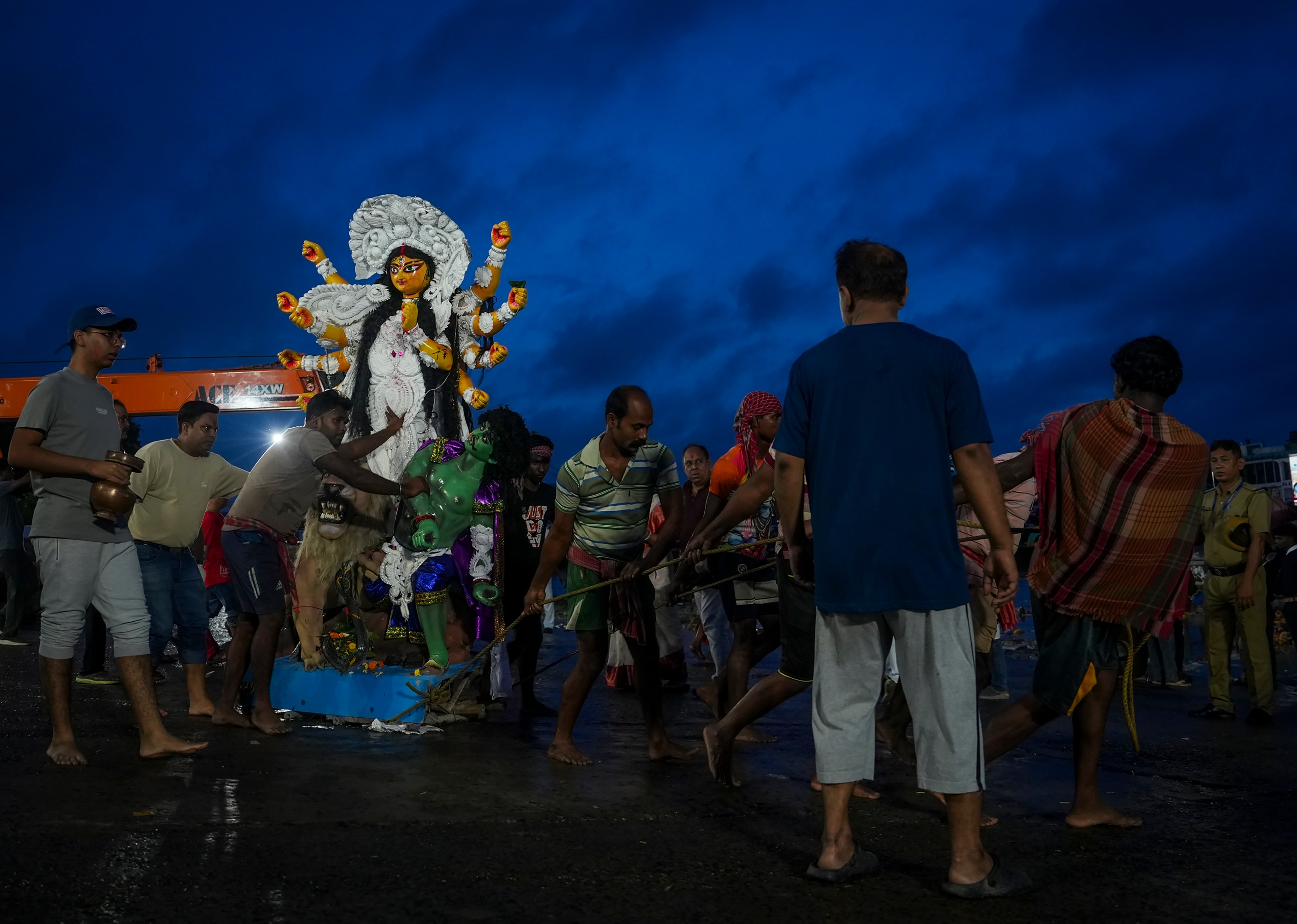 চোখের জলে উমাকে বিদায় জানিয়েছে বাঙালি