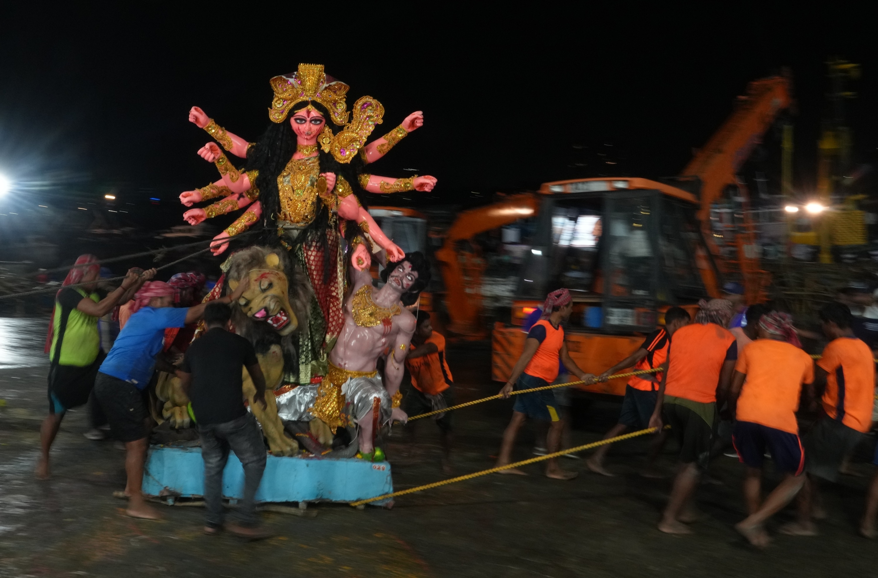 চোখের জলে উমাকে বিদায় জানিয়েছে বাঙালি