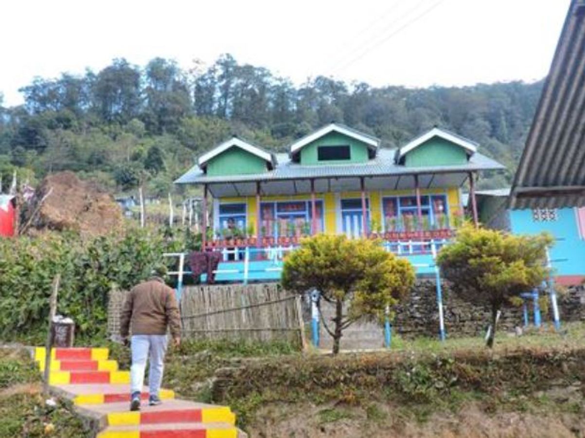 পাহাড় দেখতে দেখতে