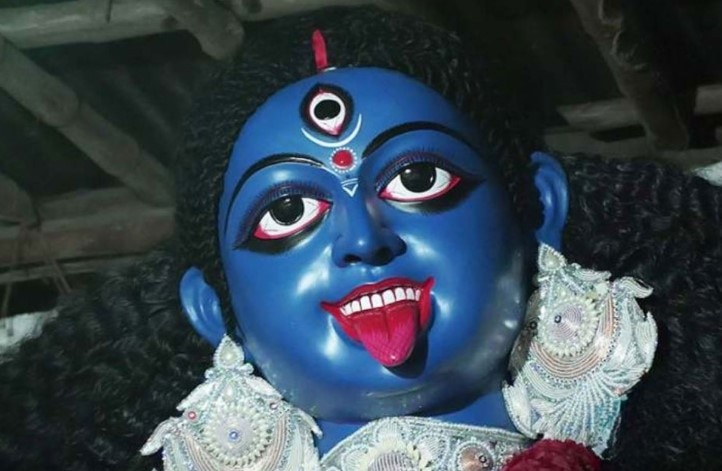 মহাদেবের কণ্ঠে ঢুকে বিষ ধারণ করেছিলেন শ্রীকালী