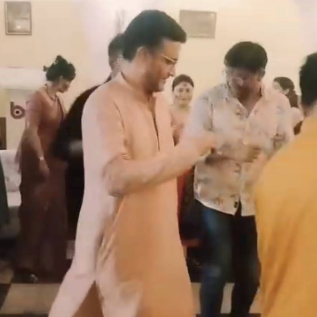 চুটিয়ে উপভোগ করেছেন গোটা পুজো। কখনও সুরুচি সঙ্ঘের পুজোয় ঢাক বাজিয়েছেন, আবার কখনও দেখতে চলে গিয়েছেন সুরুচি সঙ্ঘের পুজো। আর দশমীর দিন তাঁকে দেখা গেল একেবারে ভিন্ন মেজাজে।