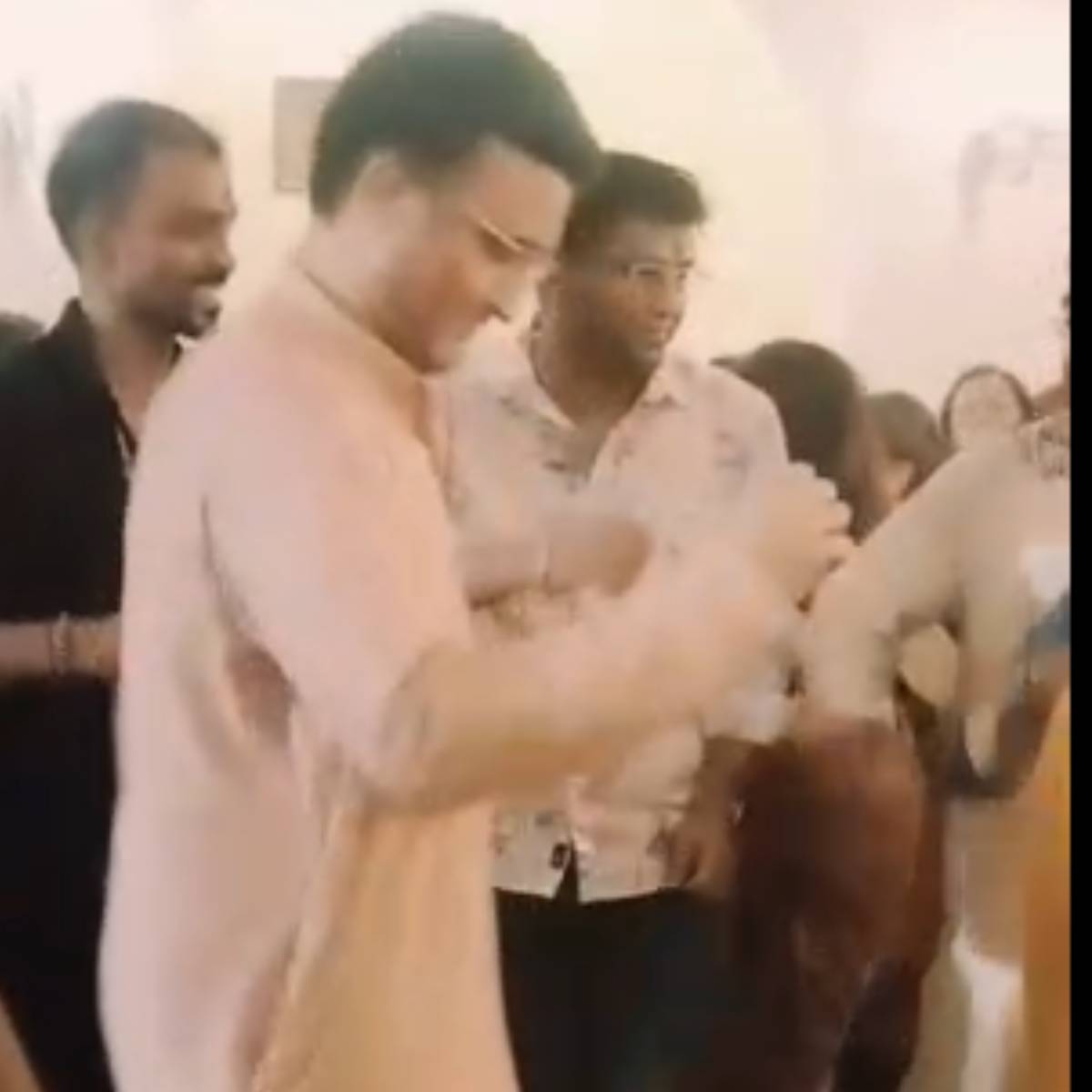 নিজের পাড়ার পুজোয় দশমীতে ঢাকের তালে কোমর দোলালেন সৌরভ গঙ্গোপাধ্যায়। সেই ভিডিও এখন সোশ্যাল মিডিয়ায় ভাইরাল।