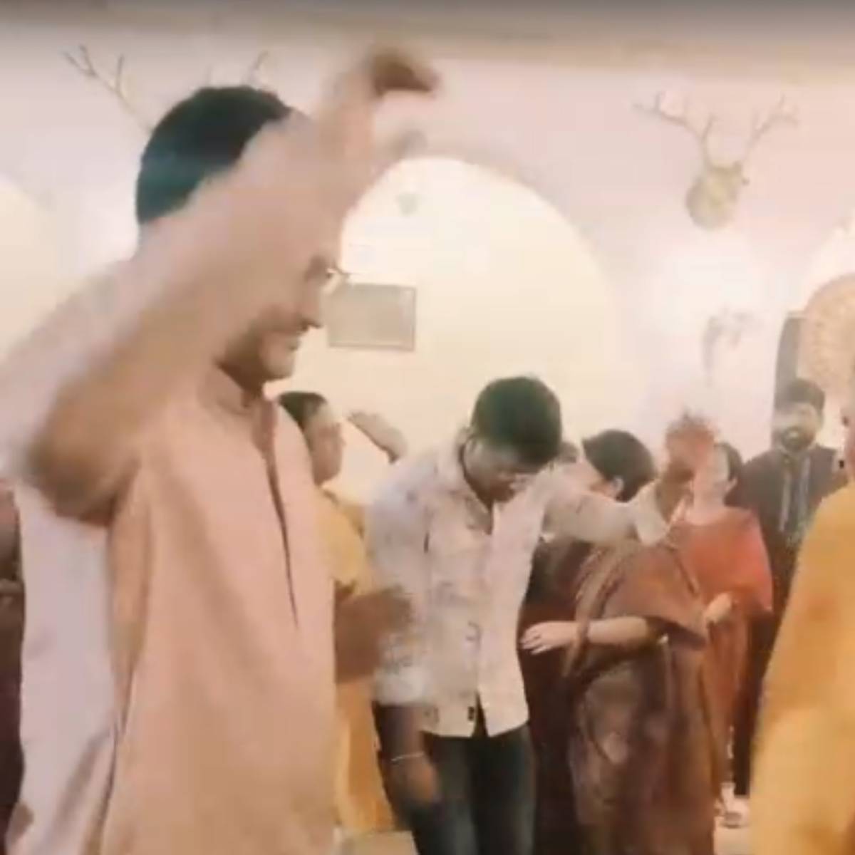 ক্লাবের পুজোয় সবসময়ই দেখা যায় সৌরভকে। তবে এবার দেখা গেল তাঁর ভাসান নাচ।