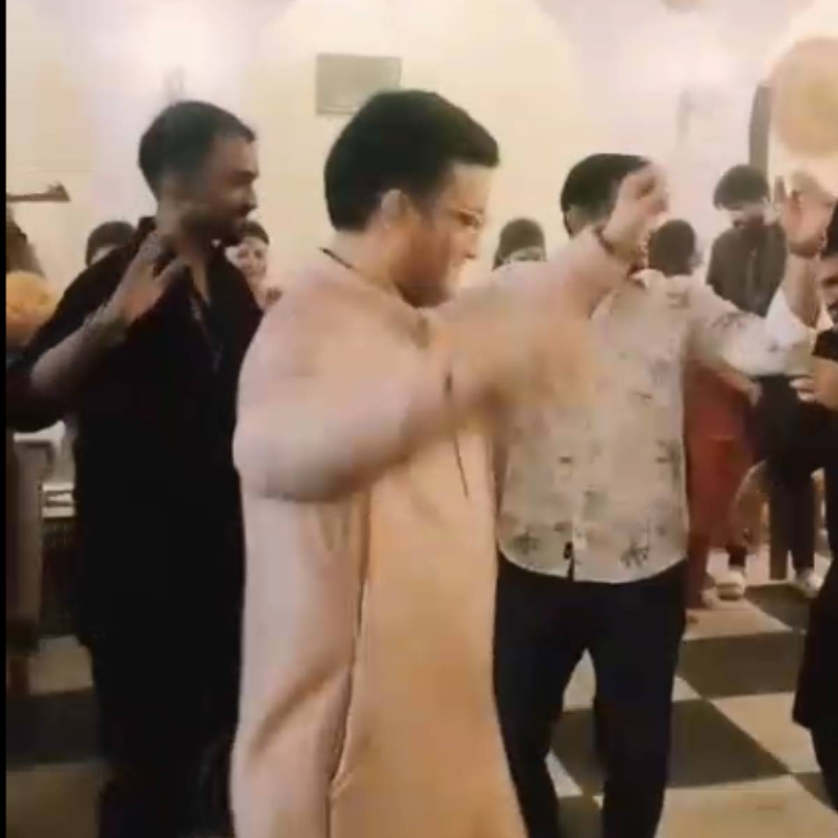 সাধারণ নাচতে একেবারেই দেখা যায় না তাঁকে। তবে এবারে তাঁকে দেখা গেল একেবারে অন্য মেজাজে।
