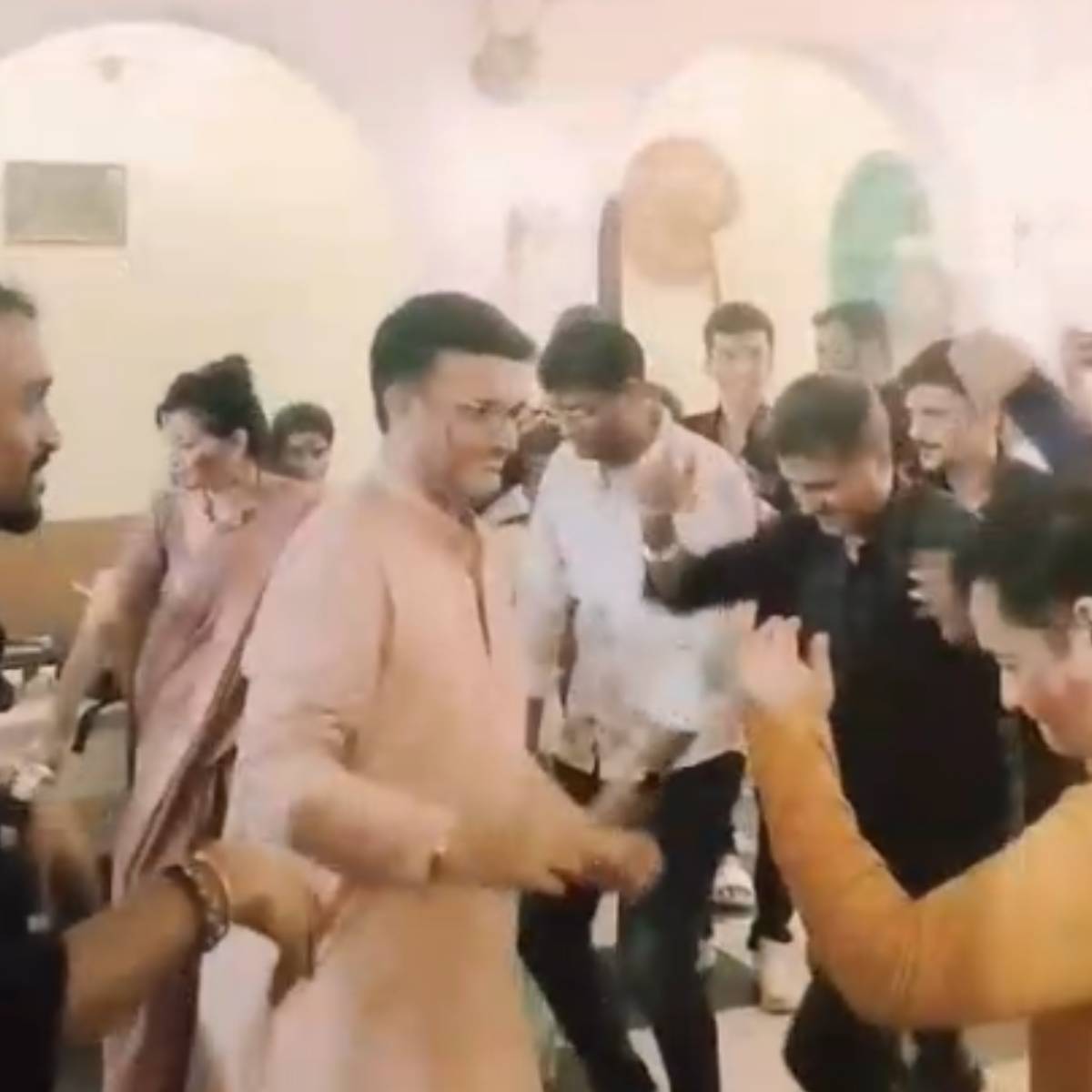 আর তাঁদের ঘিরেই জমে উঠলে বেহালার পাড়ার ক্লাবের উৎসবের উচ্ছ্বাস।