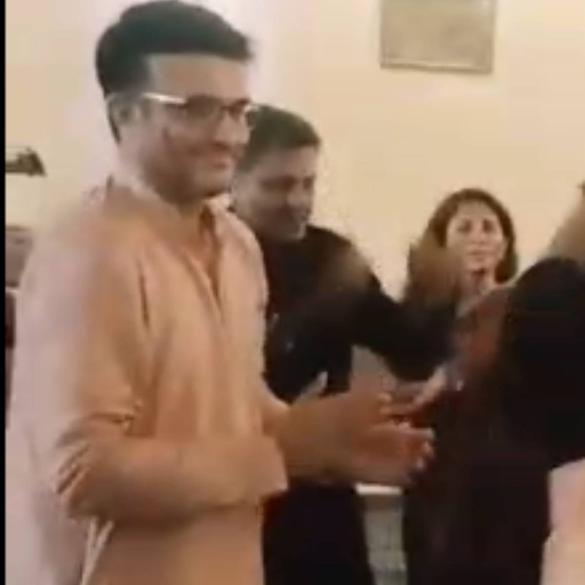 কন্যা সানাও উপস্থিত ছিলেন সেই সময়। তাঁকেও দেখা গেল বাবার নাচের ভিডিও করতে। কখনও কখনও বাবার সঙ্গে স্টেপ মেলাতেও দেখা গেল।