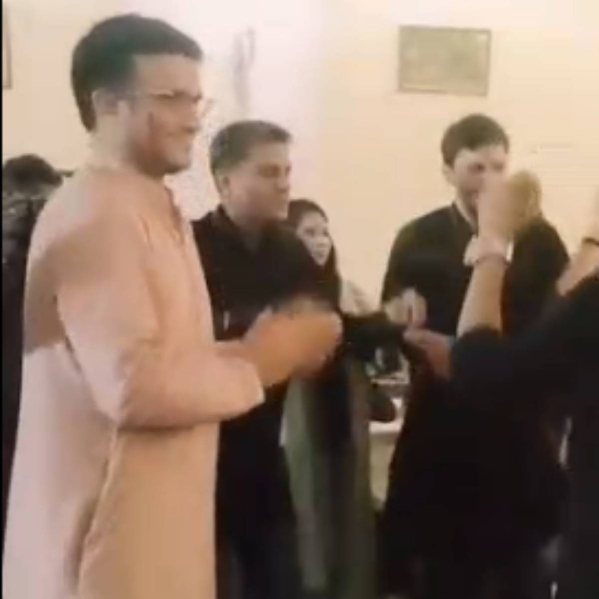 ভারতীয় দলের প্রাক্তন ক্যাপ্টেন পুজর আগেই ফিরেছেন ক্রিকেট প্রশাসনে। ফের সিএবি-র সভাপতি হিসেবে দায়িত্ব নিয়েছেন তিনি।