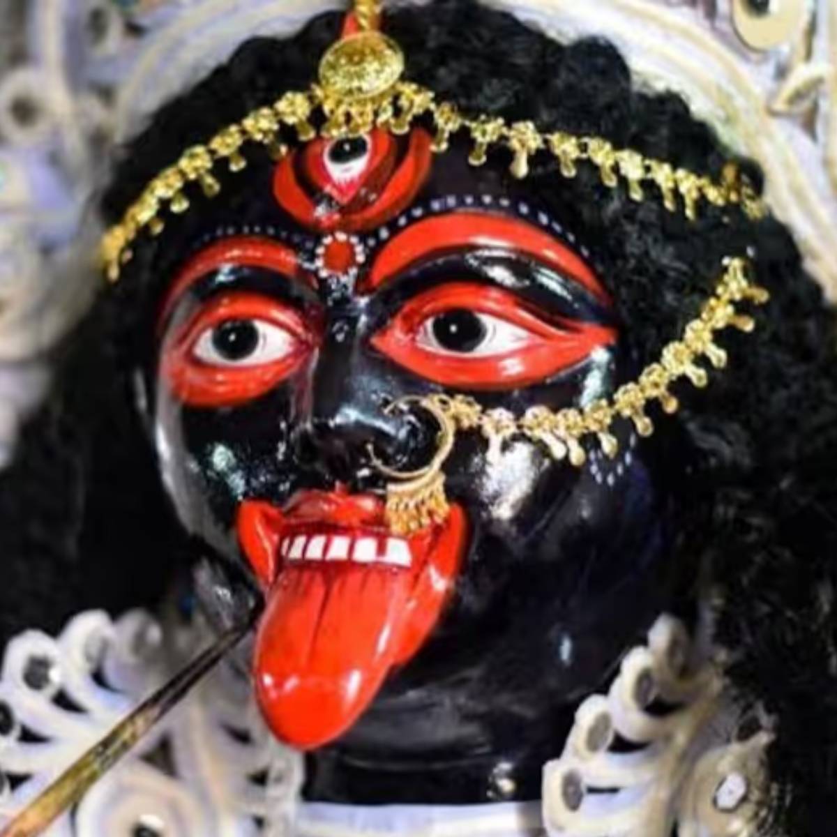 বারাসাতে কালিপুজো গোটা রাজ্যে বেশ বিখ্যাত। সারা রাজ্য এমনকি বিদেশ থেকেও প্রচুর মানুষ দেখতে আসেন বারাসাত, হৃদয়পুর ও মধ্যমগ্রামের পুজো।