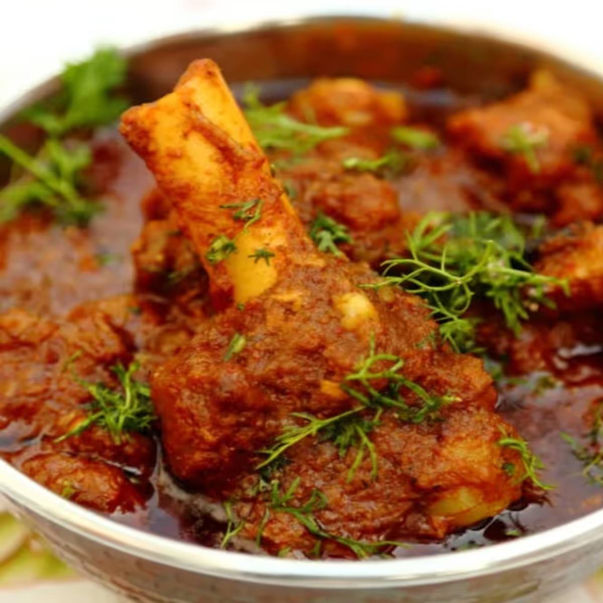 এরপর এতে কাঁচালঙ্কা কুচি, গোটা রসুন, গোটা গোলমরিচ দিয়ে ঢাকা দিয়ে রাখুন।