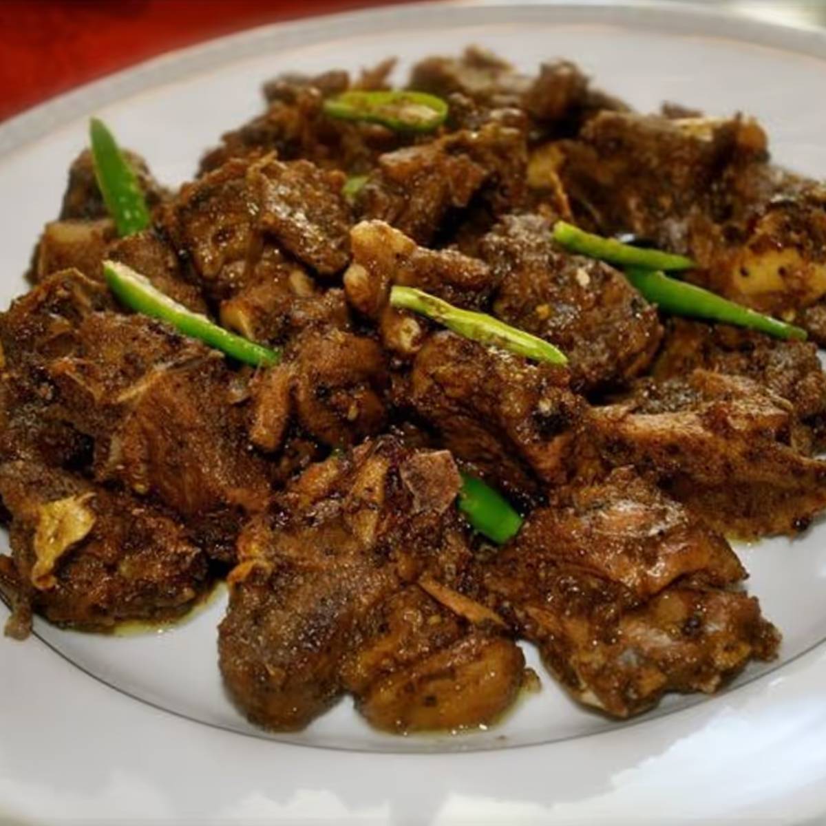 ১ ঘণ্টা পর মাংসের ঢাকা খুলুন। যদি প্রয়োজন হয় তাহলে একটু জল দিতে পারেন। এরপর এতে জিরে গুঁড়ো, লাল লঙ্কার গুঁড়ো দিয়ে দিন।