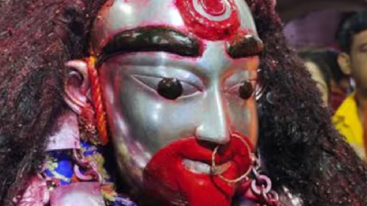 দেবীমূর্তিকে রাজবেশ দেওয়া হয়
