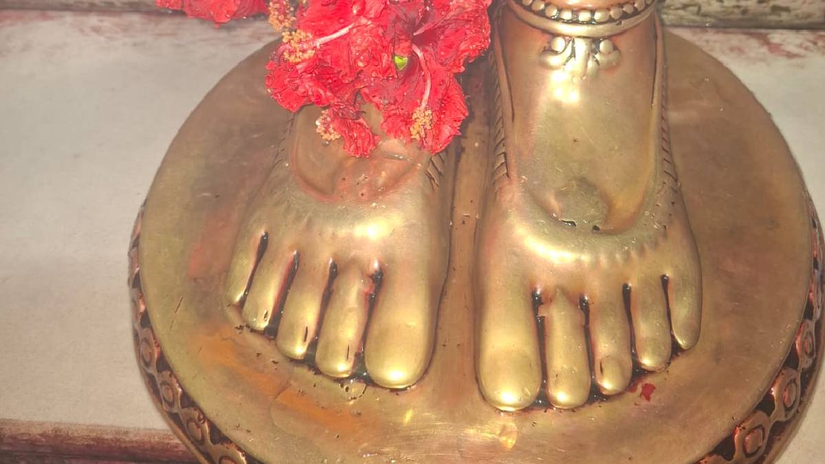 ভোর থেকে শুরু হয়ে যায় পুজোর প্রস্তুতি