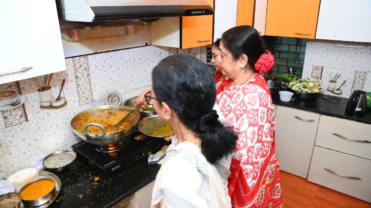 তিনি নিজে হাতে রাঁধলেন কালীপুজোর ভোগ