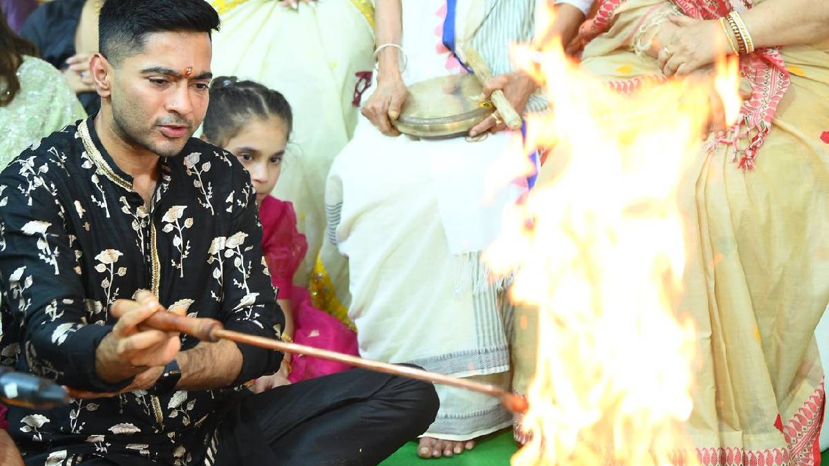  অভিষেক বন্দ্যোপাধ্যায়ের স্ত্রী, কন্যা, পুত্রকেও দেখা যায় মুখ্যমন্ত্রীর বাড়ির পুজোতে