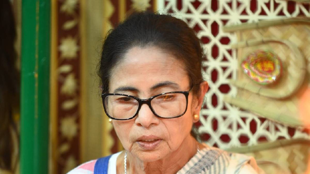 পাশাপাশি রাজ্যের ডিজিপি রাজীব কুমার, অভিনেত্রী ও বিধায়ক জুন মালিয়া ও সায়ন্তিকা বন্দ্যোপাধ্যায়, বিধায়ক রত্না চট্টোপাধ্যায়কে দেখা যায় এ দিনের পুজোতে।