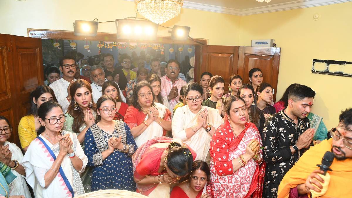 নিয়ম মেনে বাড়ির পুজোয় অঞ্জলিও দেন মুখ্যমন্ত্রী