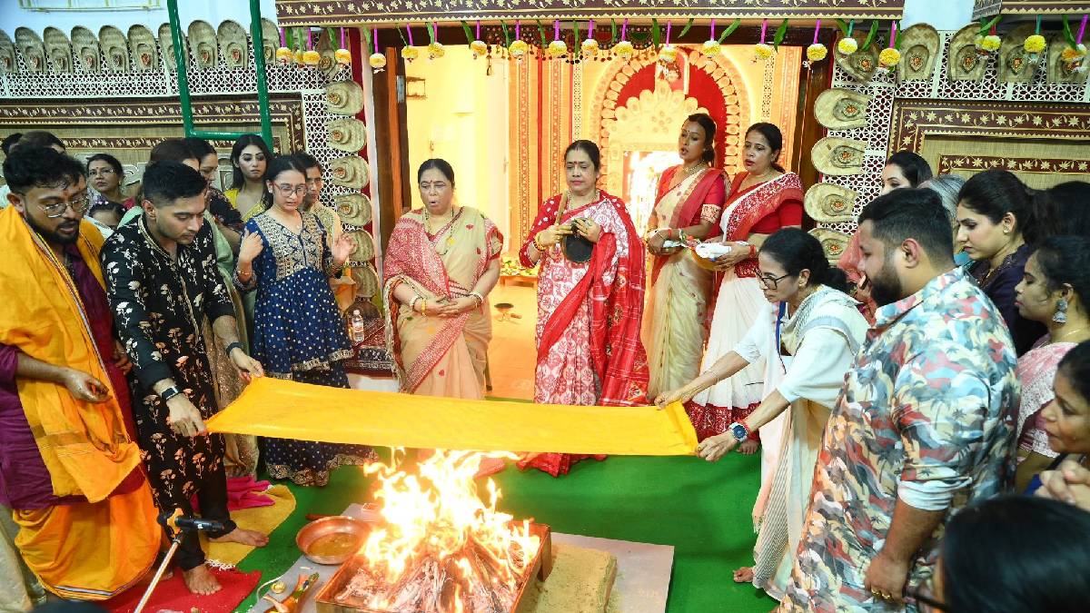 মুখ্যসচিব মনোজ পন্থ, স্বরাষ্ট্রসচিব নন্দিনী চক্রবর্তী, প্রাক্তন মুখ্যসচিব হরিকৃষ্ণ দ্বিবেদী