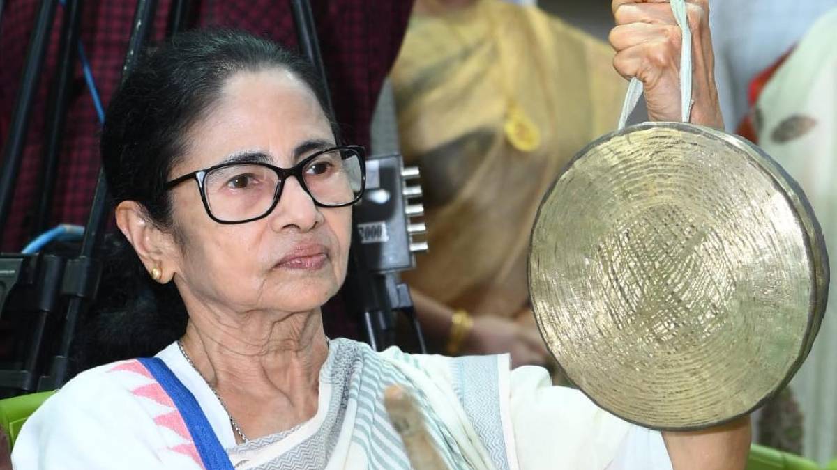 মুখ্যমন্ত্রীকে কাঁসর-ঘণ্টা বাজাতেও দেখা যায়