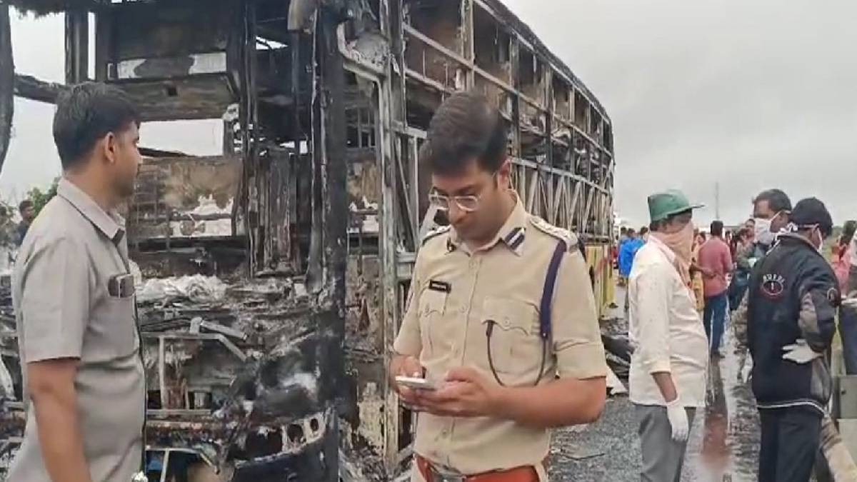 স্থানীয় বাসিন্দারা ও পুলিশ যৌথভাবে উদ্ধারকাজ শুরু করে স্থানীয় বাসিন্দারা ও পুলিশ যৌথভাবে উদ্ধারকাজ শুরু করে