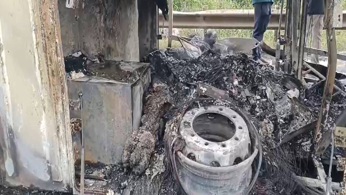 সেখানে খুব দ্রুত পৌঁছে যায় দমকল সেখানে খুব দ্রুত পৌঁছে যায় দমকল