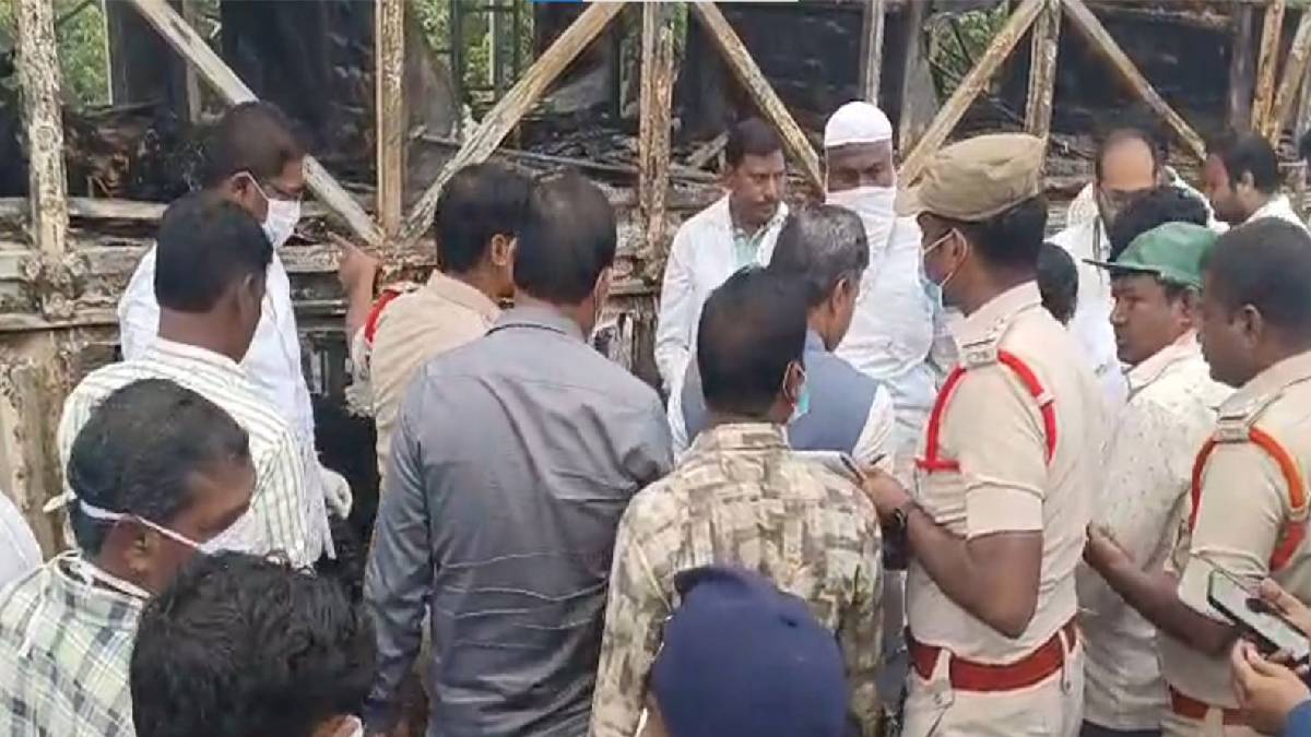 মৃতদের জন্য ২ লক্ষ টাকা এবং ৫০ হাজার টাকা ক্ষতিপূরণ দেওয়া হবে বলে ঘোষণা করা হয়েছে। মৃতদের জন্য ২ লক্ষ টাকা এবং ৫০ হাজার টাকা ক্ষতিপূরণ দেওয়া হবে বলে ঘোষণা করা হয়েছে।