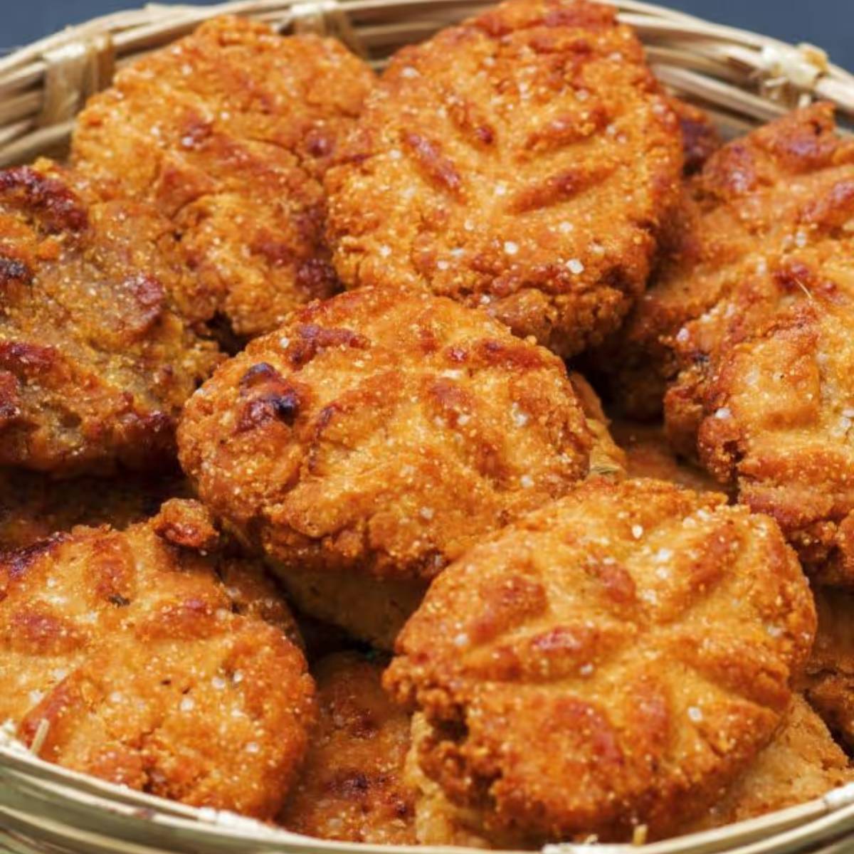 চিনি জলে ভিজিয়ে রাখুন। এবার একটা পাত্রে ময়দা, সুজি, নারকেল কোরা মৌরী নিয়ে তাতে ঘি ময়ান দিন। সব খুব ভাল করে মিশিয়ে, এর মধ্যে চিনির জল ঢেলে মেখে নিতে হবে। চিনি জলে ভিজিয়ে রাখুন। এবার একটা পাত্রে ময়দা, সুজি, নারকেল কোরা মৌরী নিয়ে তাতে ঘি ময়ান দিন। সব খুব ভাল করে মিশিয়ে, এর মধ্যে চিনির জল ঢেলে মেখে নিতে হবে।