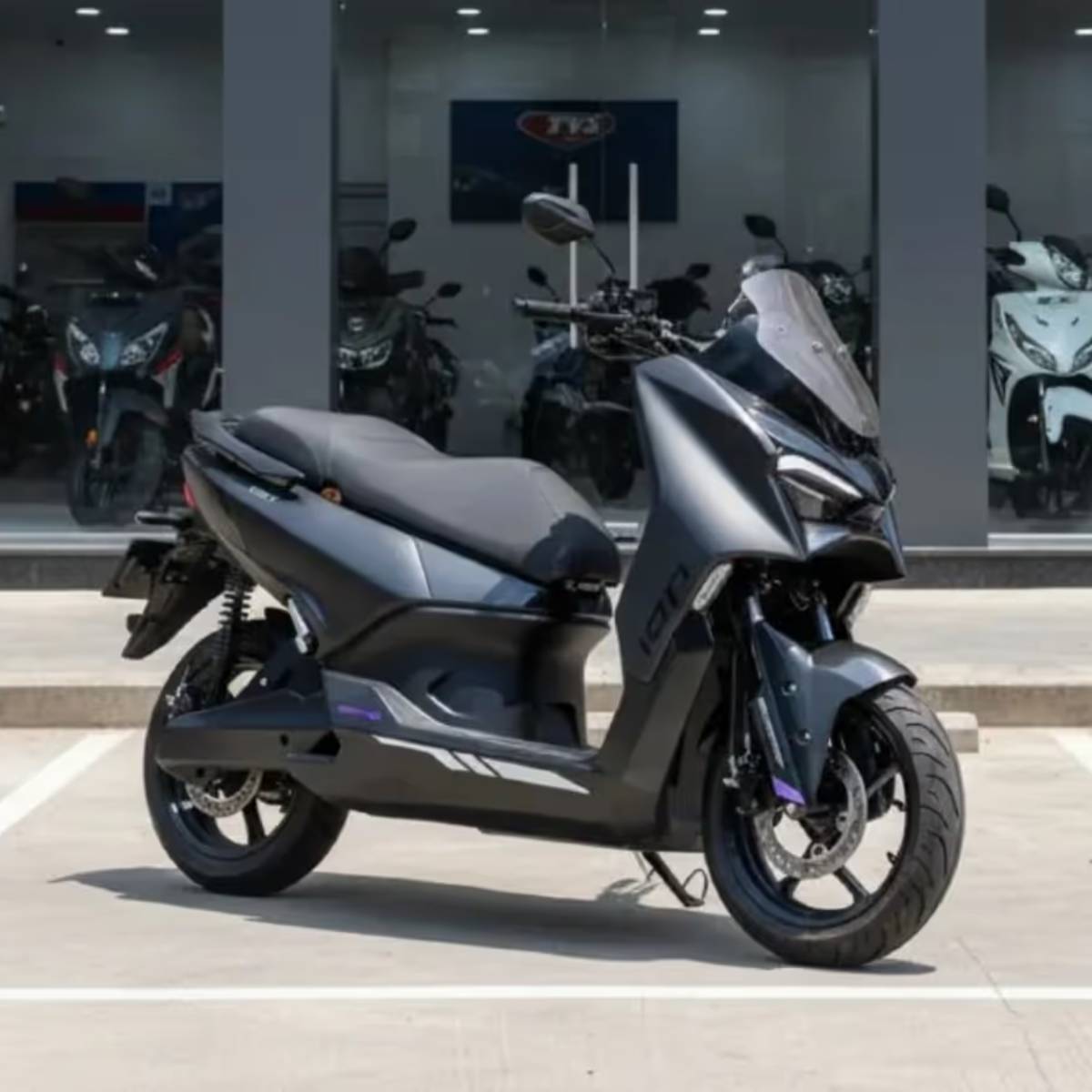 এই স্কুটারটি সিঙ্গাপুর-ভিত্তিক ION Mobility-এর সহযোগিতায় তৈরি করা হয়েছে, যেখানে TVS-এর একটি স্ট্র্যাটেজিক পার্টনারশিপ রয়েছে।