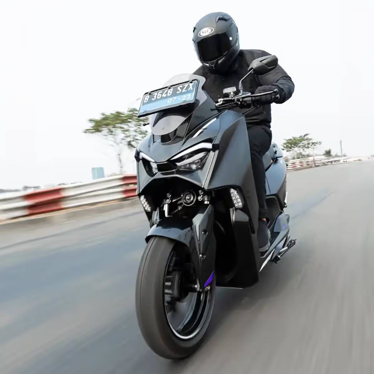 TVS M1-S এর সামনের দিকে দুটি LED হেডল্যাম্প রয়েছে, যার পাশে রয়েছে তীক্ষ্ণভাবে ডিজাইন করা 'ভ্রু স্টাইল' DRLS যা টার্ন ইন্ডিকেটর হিসেবেও কাজ করে।