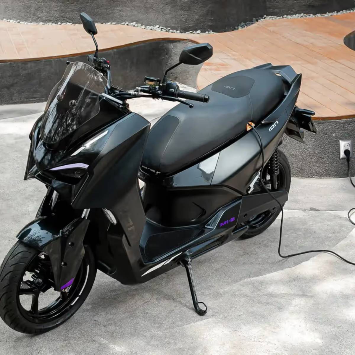 এটি একটি 4.3kWh ব্যাটারি এবং একটি 12.5 kW (প্রায় 16.76 bhp) বৈদ্যুতিক মোটর দ্বারা চালিত যা 45 Nm টর্ক উৎপন্ন করে।