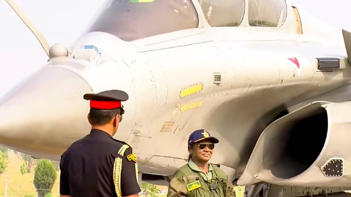 দ্রৌপদি মুর্মু এর আগেও একবার যুদ্ধবিমানে চেপেছেন দ্রৌপদি মুর্মু এর আগেও একবার যুদ্ধবিমানে চেপেছেন