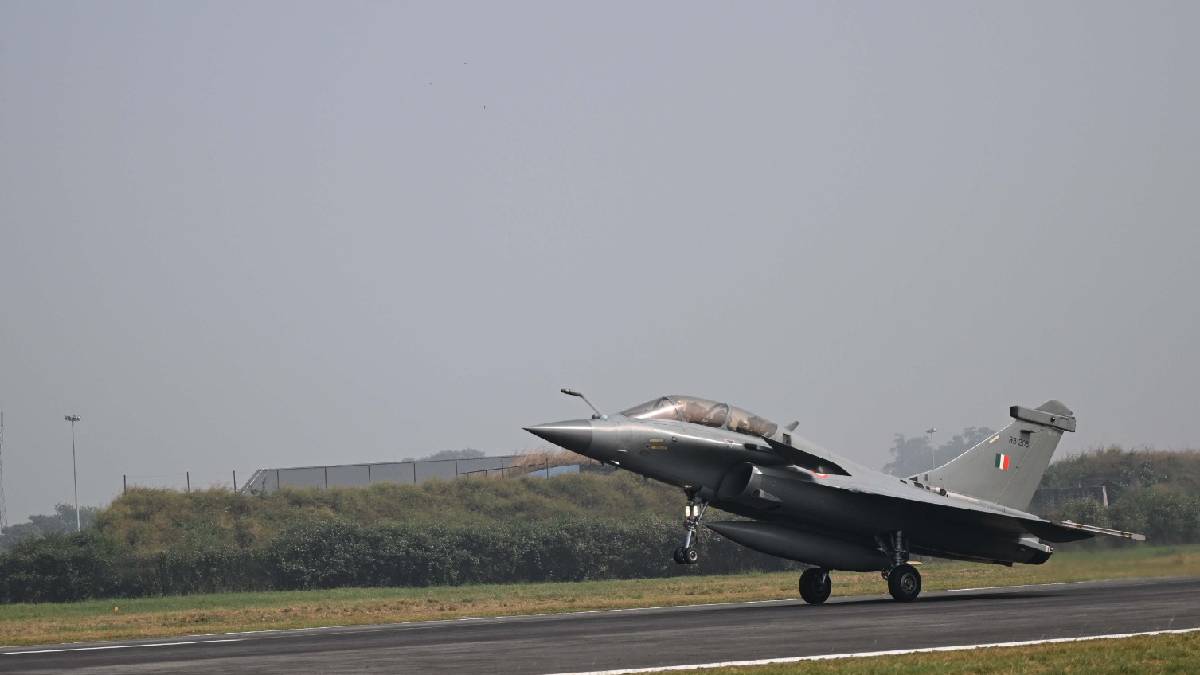 বেলা ১১টা নাগাদ তিনি রাফালে উড়ান বসেন বেলা ১১টা নাগাদ তিনি রাফালে উড়ান বসেন