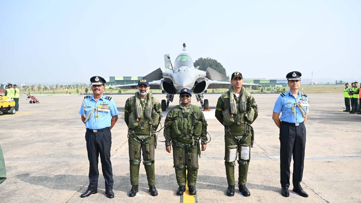 সামরিক পোশাকে ছিলেন রাষ্ট্রপতি সামরিক পোশাকে ছিলেন রাষ্ট্রপতি