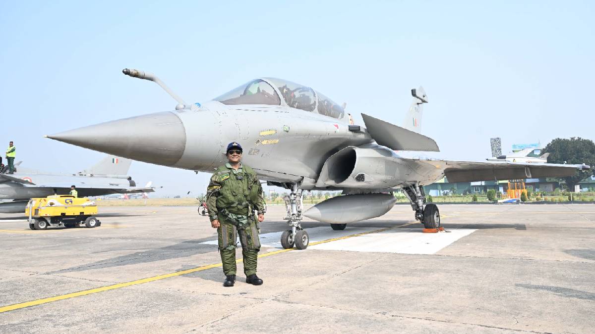 রাফাল যুদ্ধবিমানে চড়লেন রাষ্ট্রপতি দ্রৌপদি মুর্মু রাফাল যুদ্ধবিমানে চড়লেন রাষ্ট্রপতি দ্রৌপদি মুর্মু