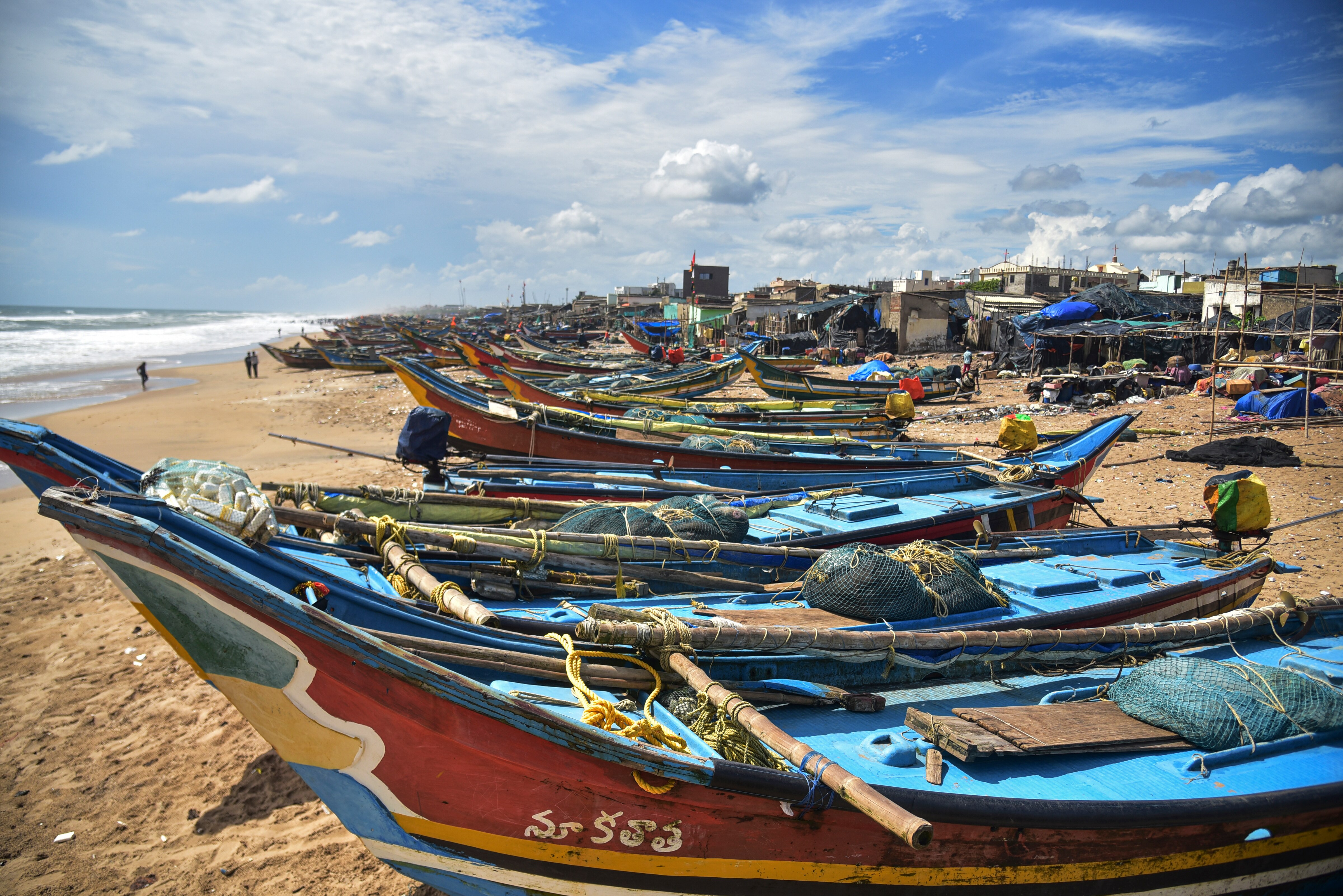 বাতাসের গতিবেগ ঘণ্টায় ৮০ থেকে ৯০ কিলোমিটার
